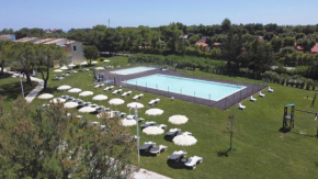 Costa Verde, bilo-trilocale, grande balcone, piscina all'aperto